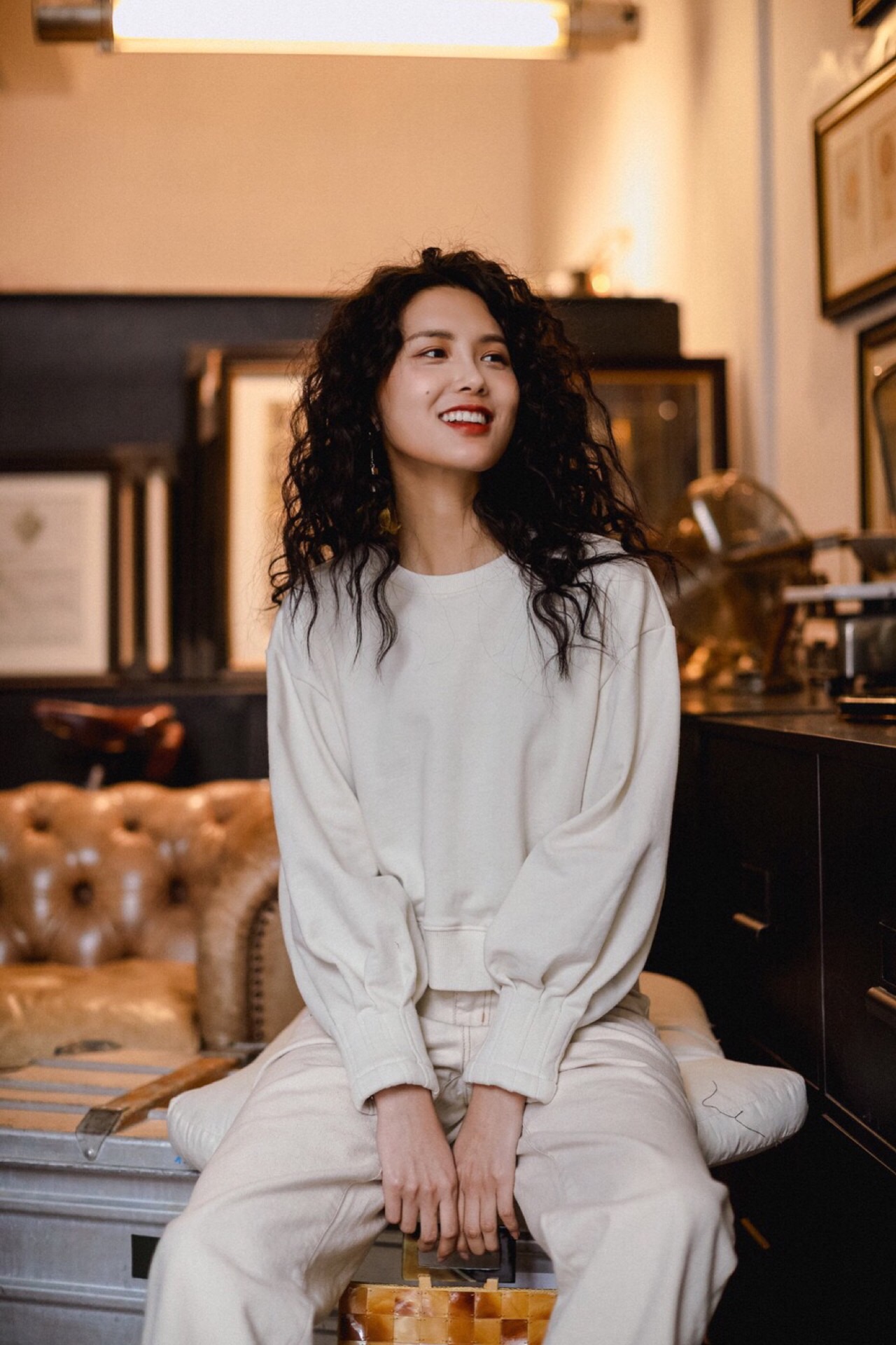 白色系套装这么凹造型，随意凹就具有气场