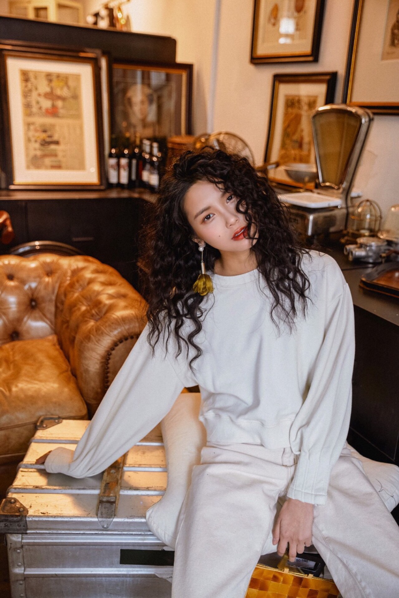 白色系套装这么凹造型，随意凹就具有气场