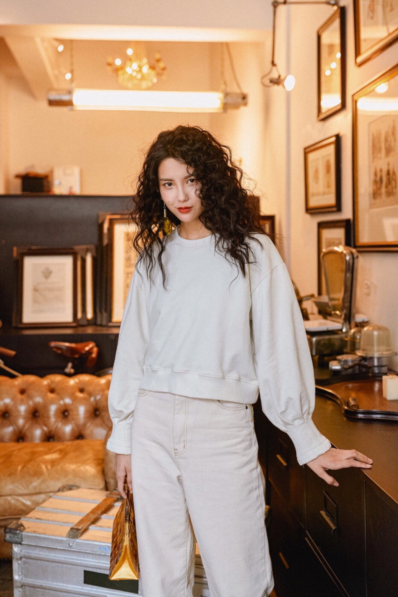 白色系套装这么凹造型，随意凹就具有气场