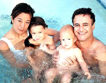 50岁亿万富婆爱上20岁穷小子,亿万富婆恋上年轻男子