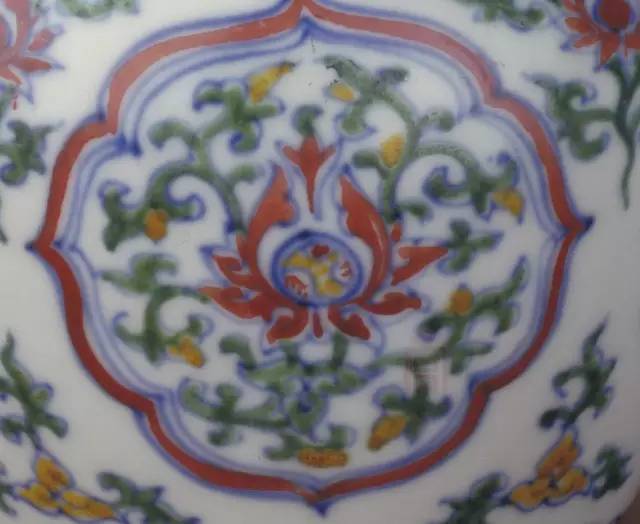 成化斗彩上的红彩和绿彩,古釉瓷器鉴定方法