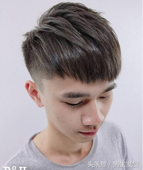 夏天适合男生的两边铲光短发型,适合学生党剪的男生超帅短发头型