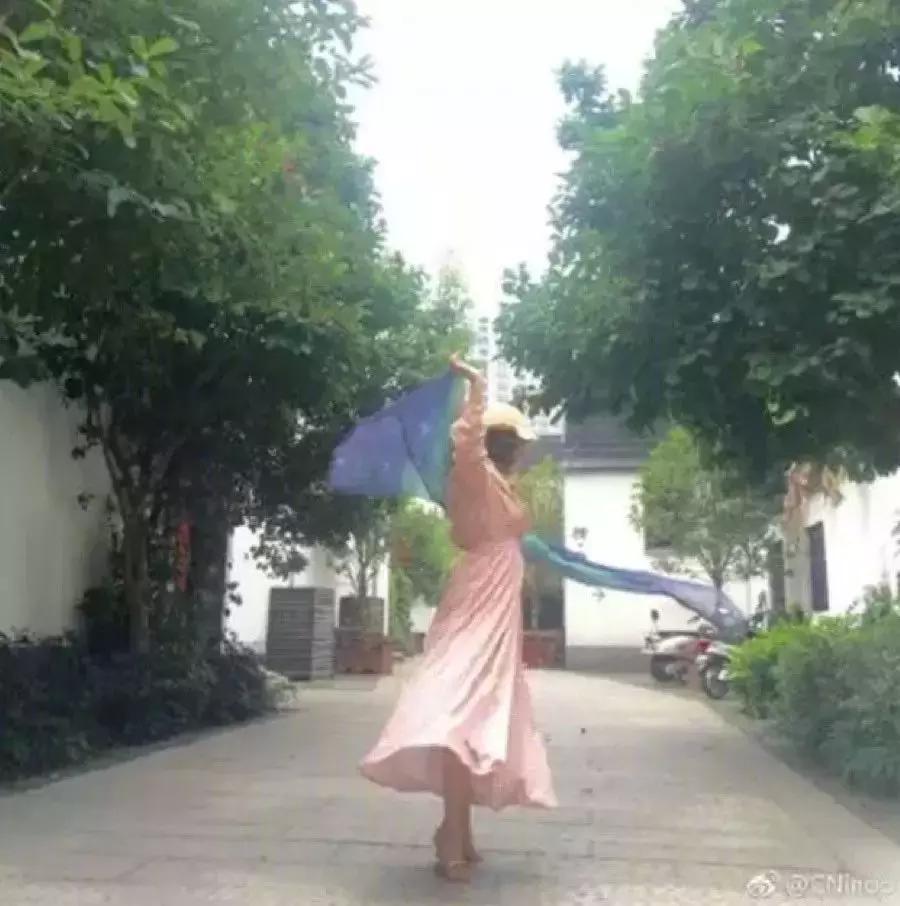 看完我妈拍的春游照片，我跟我爸都哭了……