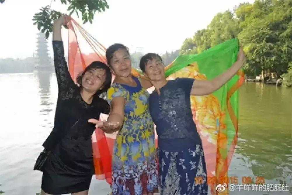 看完我妈拍的春游照片，我跟我爸都哭了……