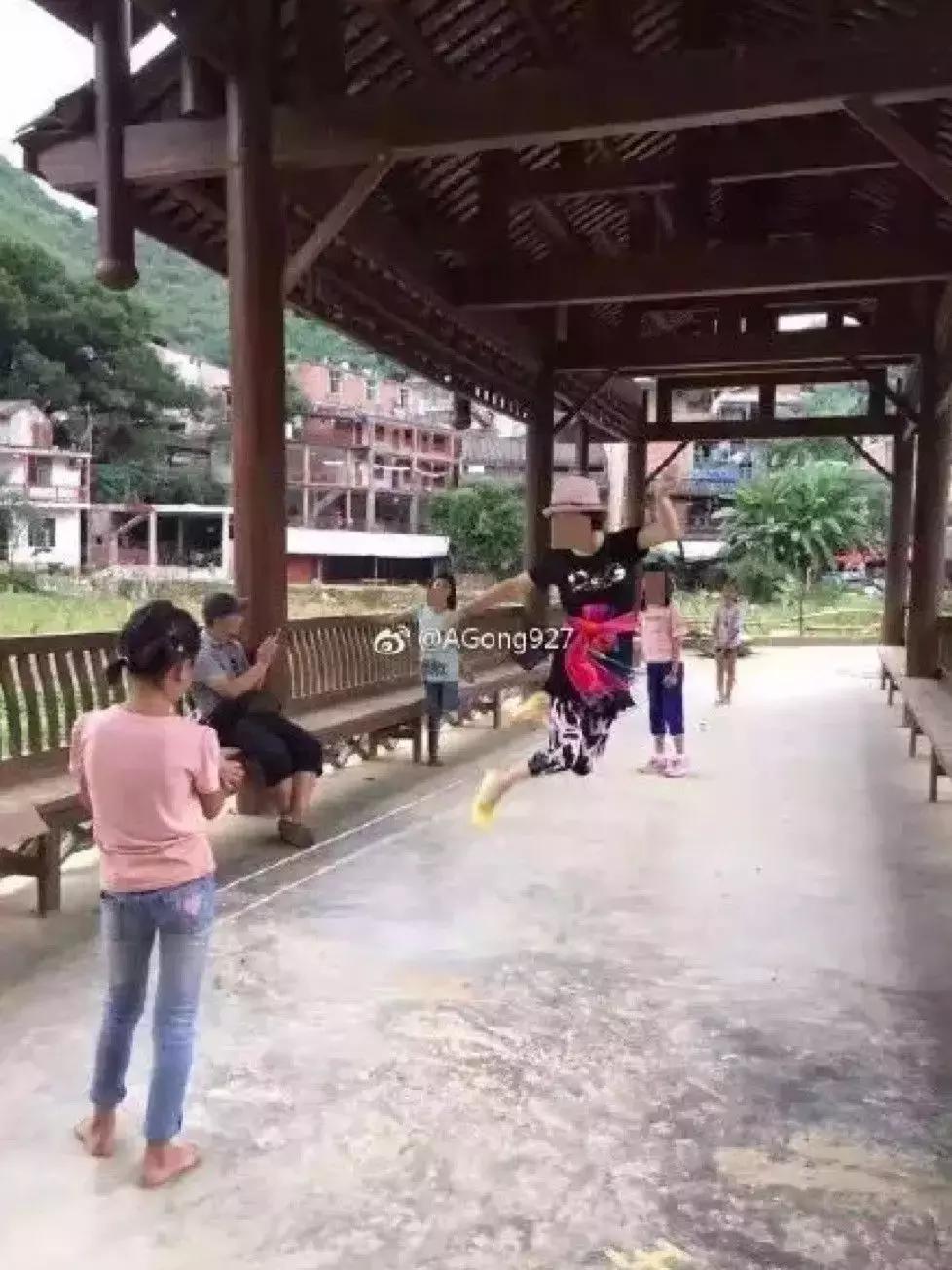 看完我妈拍的春游照片，我跟我爸都哭了……