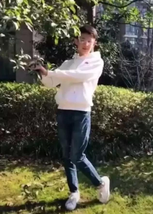 看完我妈拍的春游照片，我跟我爸都哭了……