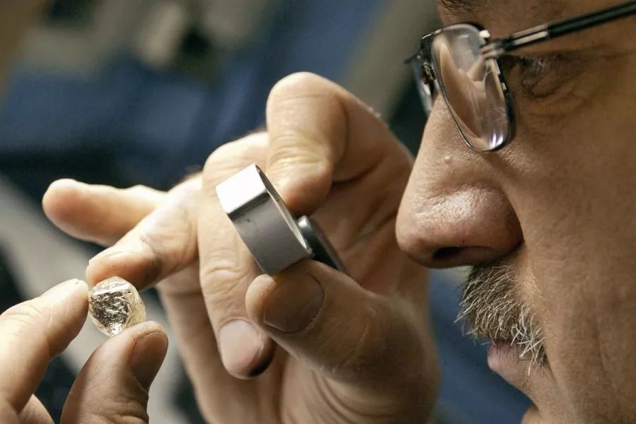 钻石为何能卖天价的秘密是什么 (钻石没有价值为什么那么贵)