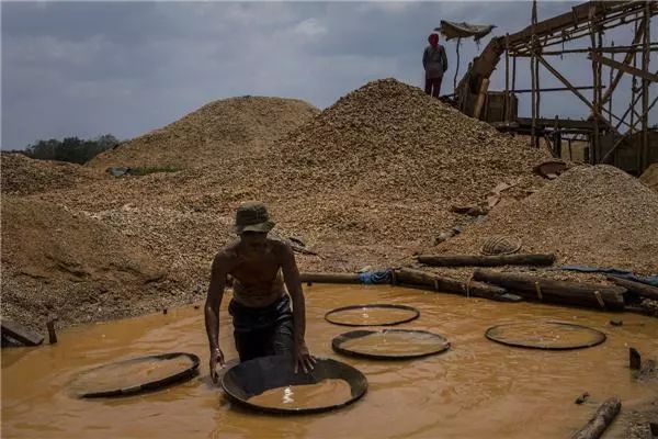 钻石为何能卖天价的秘密是什么 (钻石没有价值为什么那么贵)