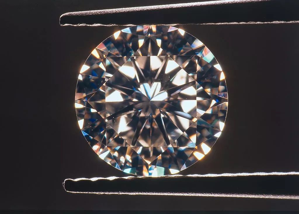 钻石为何能卖天价的秘密是什么 (钻石没有价值为什么那么贵)