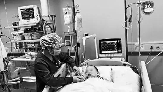 小朋友误喝火碱,7岁男孩误饮火碱