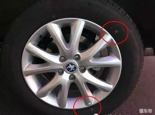 汽车轮胎一抹就亮,新轮胎上的黄点白点起什么用
