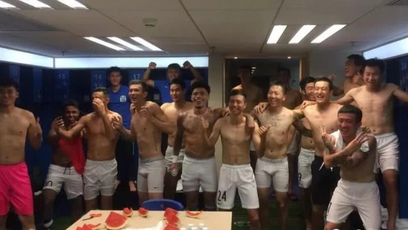 职业足球队沉浸式更衣室,足球运动员的更衣室