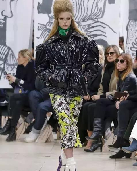 贾斯汀比伯前任赛琳娜,傻脸娜和贾斯汀比伯以前在一起