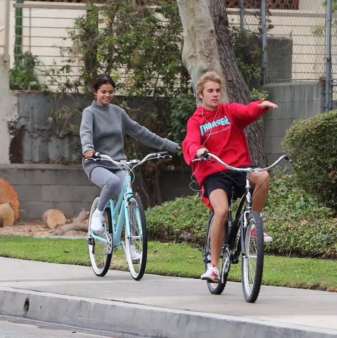 贾斯汀比伯前任赛琳娜,傻脸娜和贾斯汀比伯以前在一起