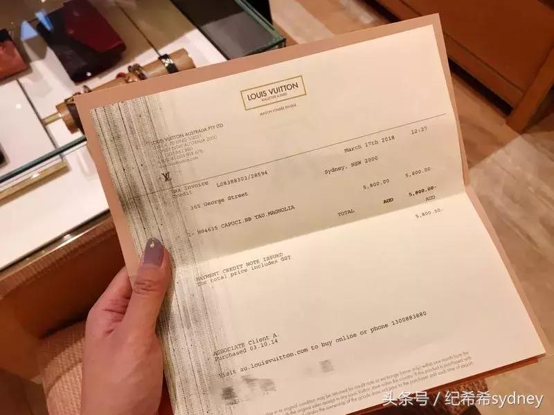 前两天，LV送了我一个包，听说现在代购炒到了4w+人民币？