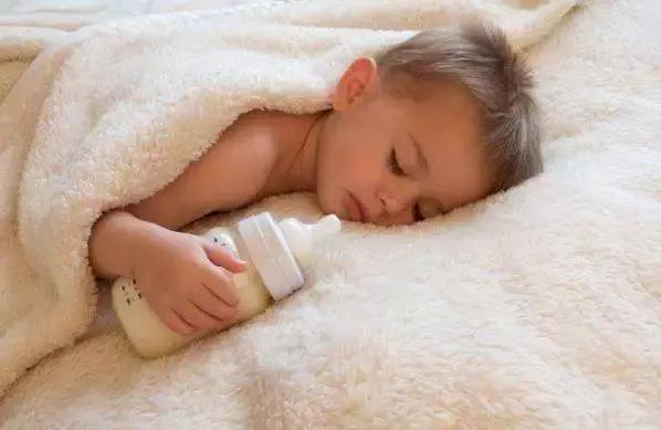 奶粉冲好了宝宝没醒怎么办,奶粉宝宝没喝完能存放几个小时