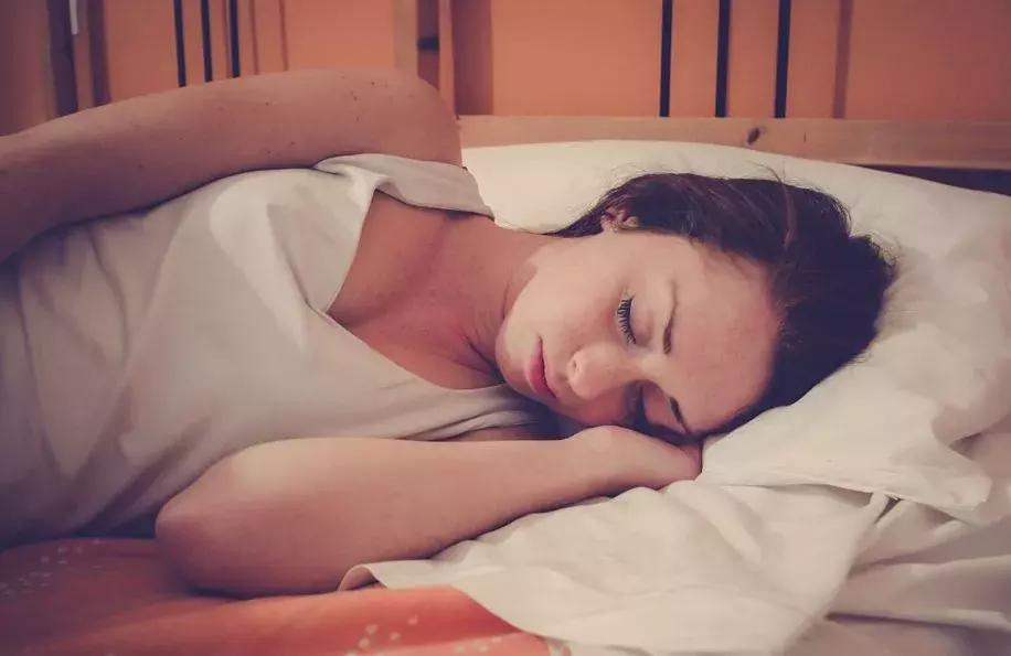 床单该多久洗一次呢,裸睡的床单多久洗一次