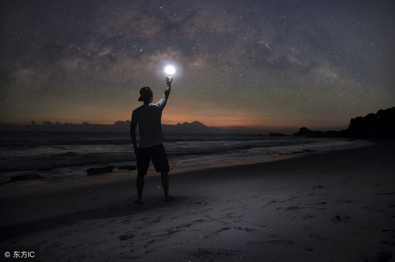 一杯开水放在手里烫吗,一杯开水握在手里