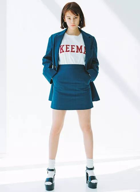 日本杂志揭载春夏最强搭配元素：LOGO字母T、透视裙