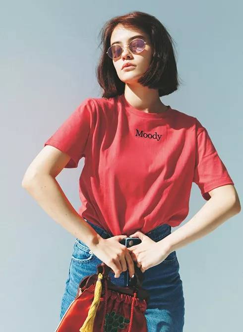 日本杂志揭载春夏最强搭配元素：LOGO字母T、透视裙