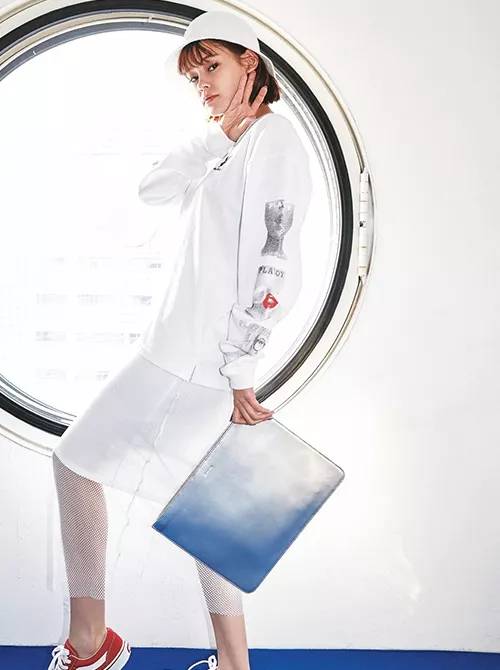 日本杂志揭载春夏最强搭配元素：LOGO字母T、透视裙