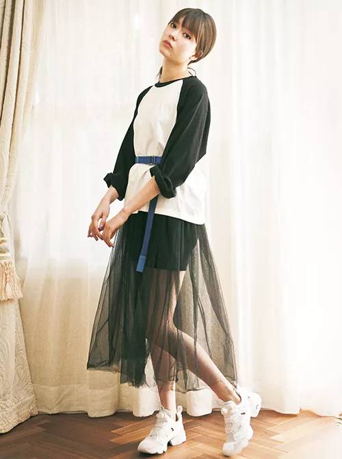 日本杂志揭载春夏最强搭配元素：LOGO字母T、透视裙