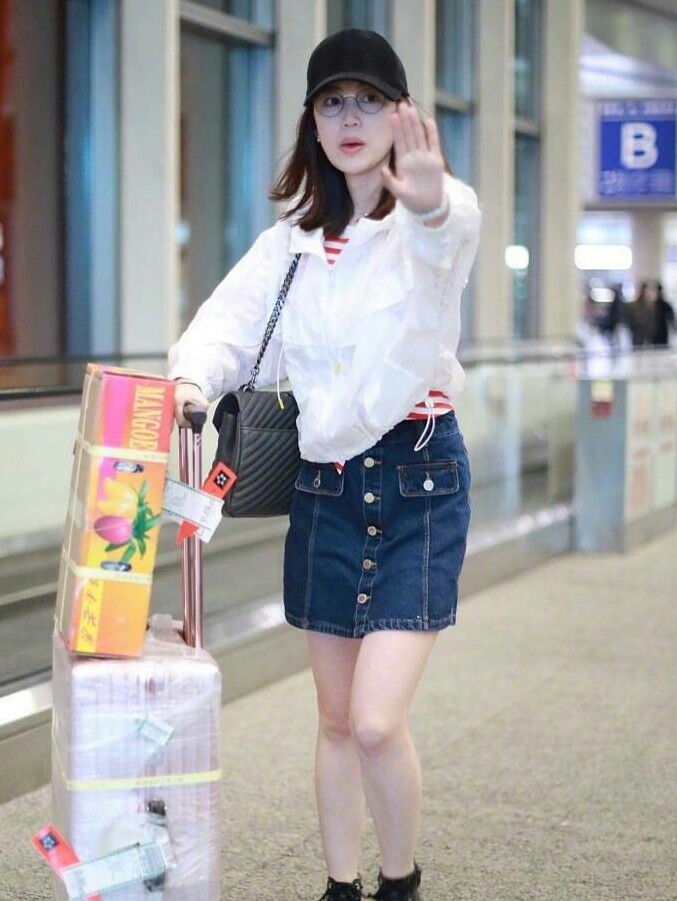 马蓉牛仔短裙走机场,马蓉穿露背裙拍写真