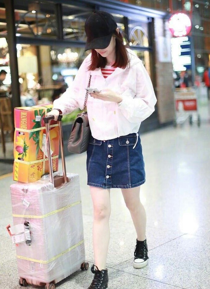 马蓉牛仔短裙走机场,马蓉穿露背裙拍写真