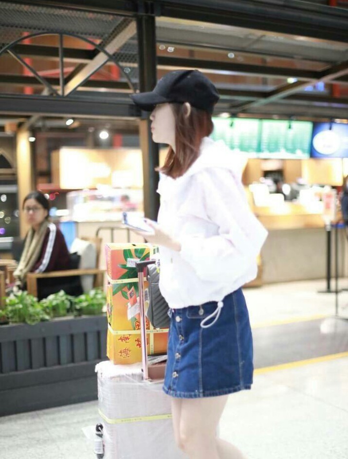 马蓉牛仔短裙走机场,马蓉穿露背裙拍写真