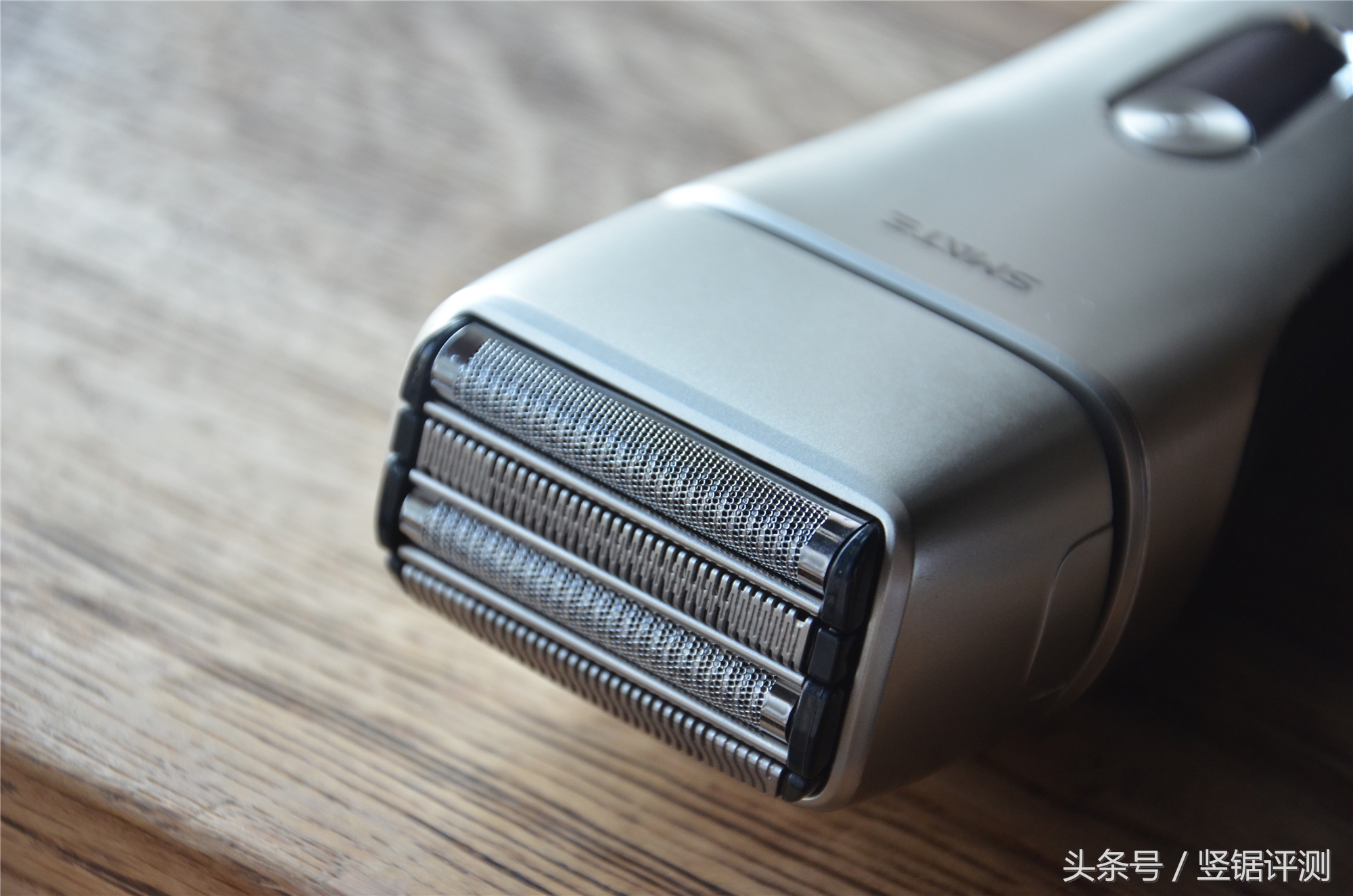 小米须眉四刀头剃须刀测评视频,剃须刀精钢和安来钢哪个好