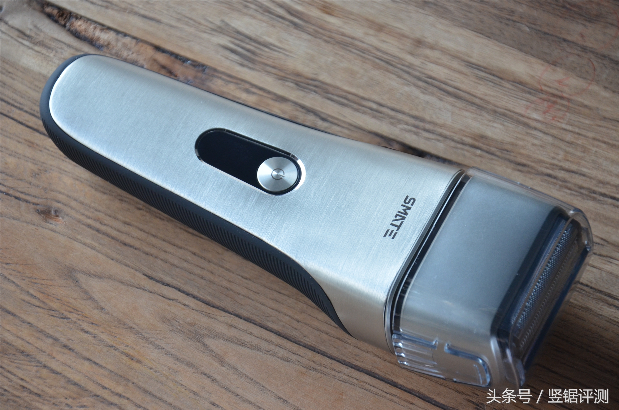 小米须眉四刀头剃须刀测评视频,剃须刀精钢和安来钢哪个好