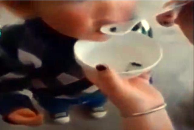 济南“喝活的”上演真实版,幼童被母亲喂活蝌蚪,你怎么看?