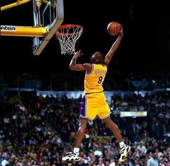 科比黑曼巴战靴,回忆科比经典