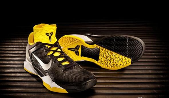 科比黑曼巴战靴,回忆科比经典