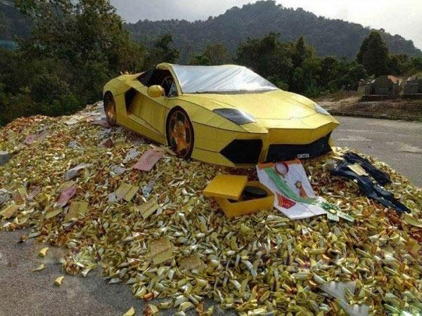 清明祭品太土豪,几十万豪车说烧就烧,清明奇葩大观