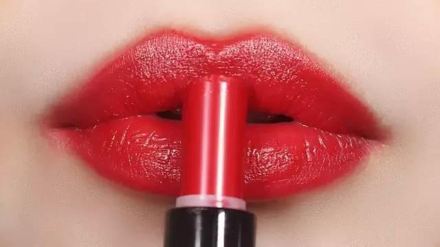 栽过这几款热门口红的坑，一涂上嘴整个人都不好了！千万别跟风买