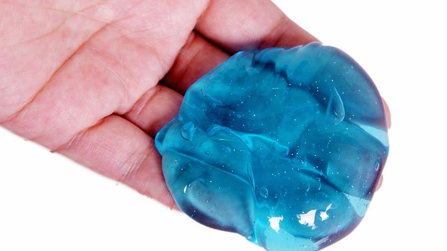 有毒的玩具小孩玩了会中毒视频,这些玩具有毒你还在给孩子玩吗