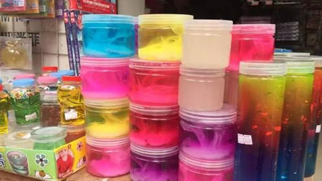 有毒的玩具小孩玩了会中毒视频,这些玩具有毒你还在给孩子玩吗