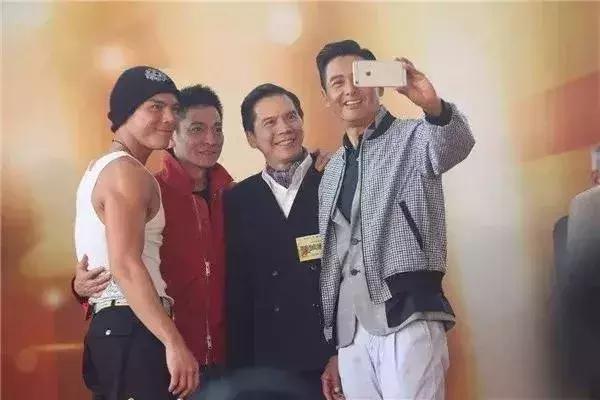 向华强砸儿子的电影,向华强刘德华巩俐合影