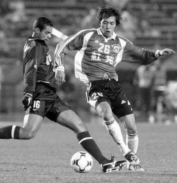 清明时节雨纷纷一束鲜花祭先烈,清明时节雨纷纷寄托思念缅怀先人