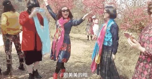 听说妈妈带着毛线披肩出游,画风是这样的……