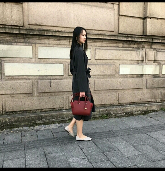 charles&keith复古印花包包,charleskeith白色流浪包穿搭