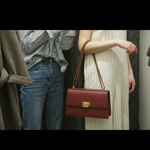 charles&keith复古印花包包,charleskeith白色流浪包穿搭