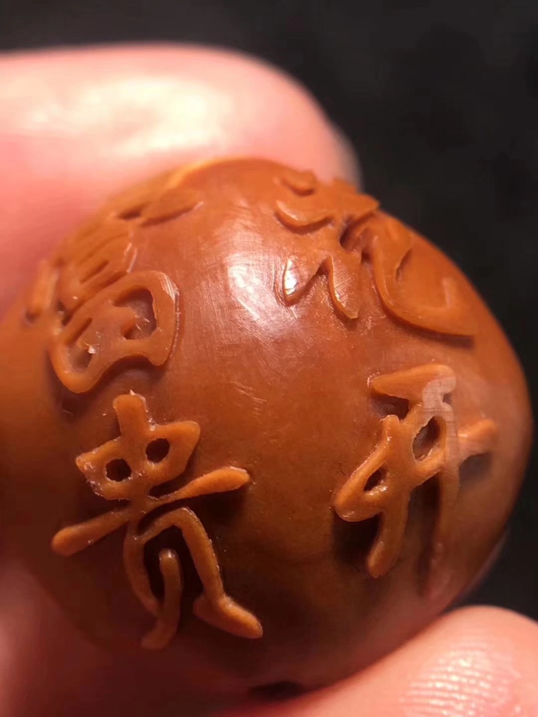 橄榄核雕有哪些套路,橄榄核小籽雕刻师