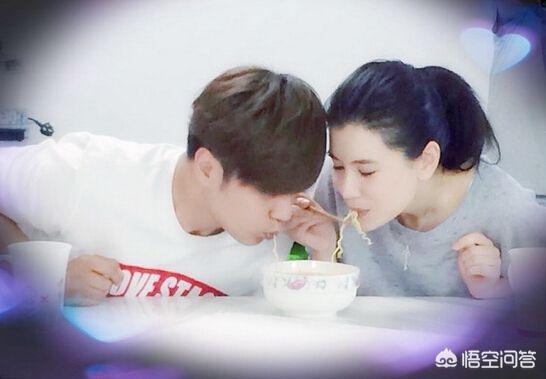 合租屋：被尿憋醒上厕所，却看见马桶旁淋浴的她，那张惊恐的脸！