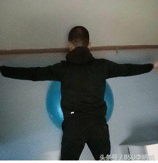 肩关节撞击症如何引起的,肩关节弹响撞击三个动作康复