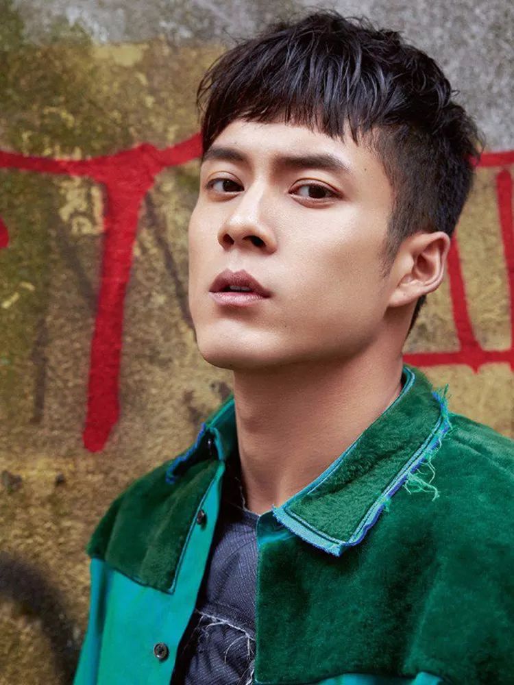 圆脸发际线高的男生适合什么发型,发际线高头发稀少发型男