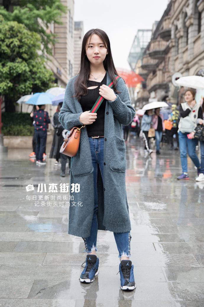 武汉街拍,米色毛衫搭配不规则短裙,简约有型又有范!