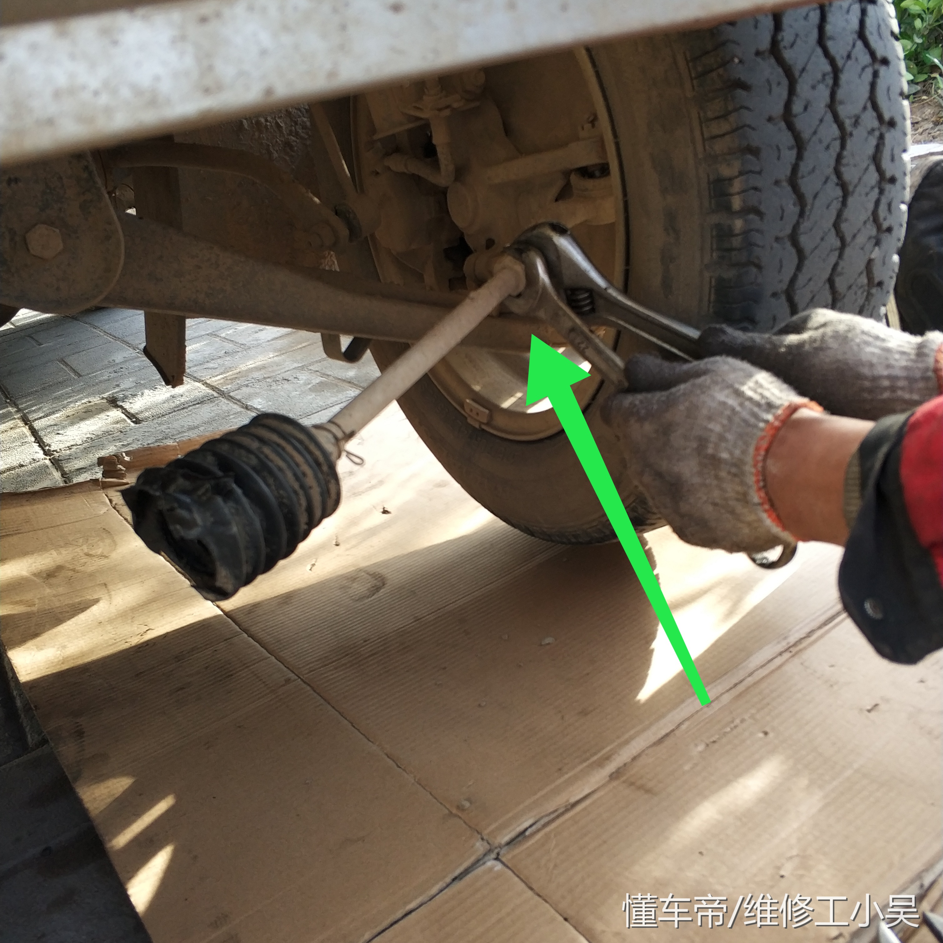 行驶中的汽车左转向拉杆掉了，师傅感慨：车主的做法太冒险了！