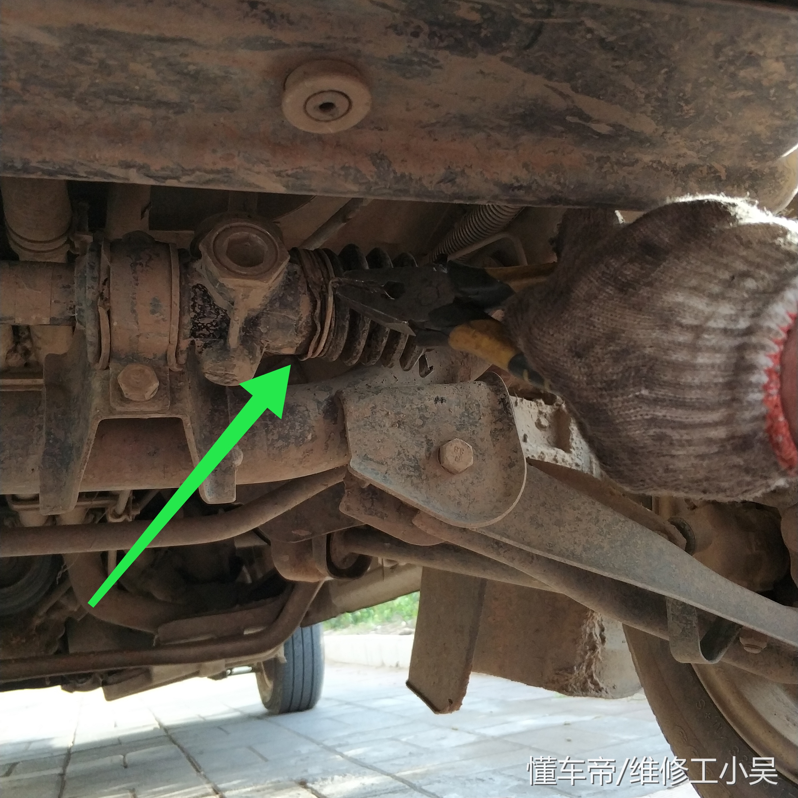 行驶中的汽车左转向拉杆掉了，师傅感慨：车主的做法太冒险了！